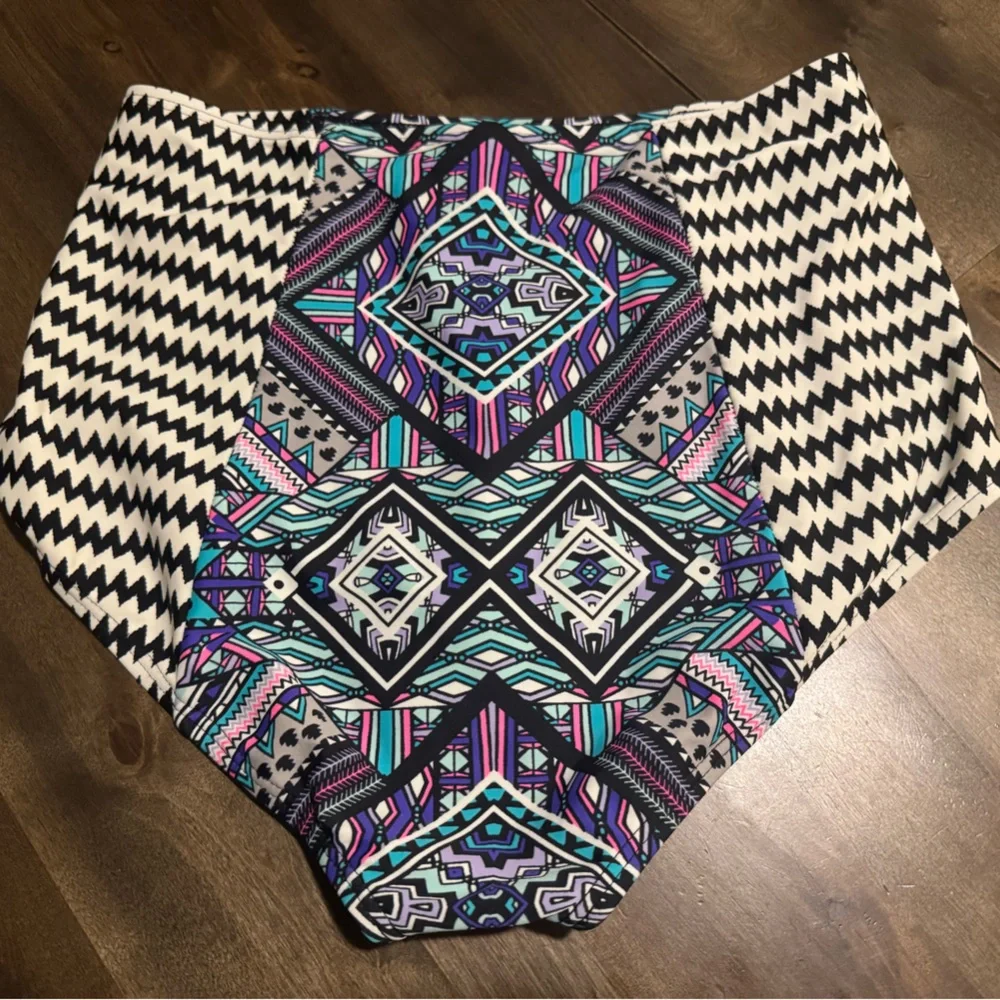 Geometric Patterned Bikini - Picture 2 of 13